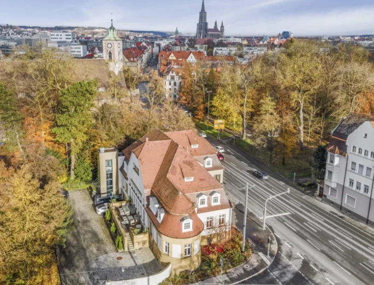 Die Villa Streidt in der Zinglerstraße 70, im Hintergrund das Ulmer Münster